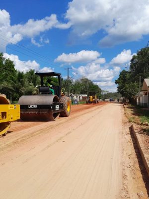 O Governo do Amazonas, por meio da Secretaria de Estado de Infraestrutura (Seinfra), determinou o reinício da obra de pavimentação da estrada do Gavião, situada na zona rural do município de Carauari (distante 788 quilômetros de Manaus).